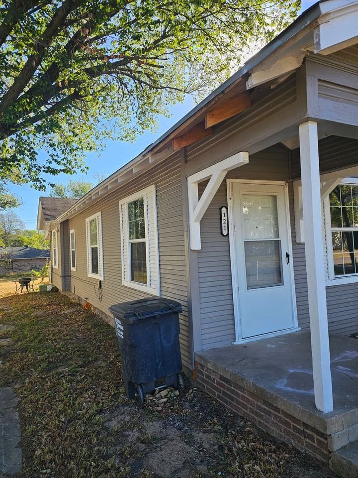 121 S Center Ave - Photo 2 of 8