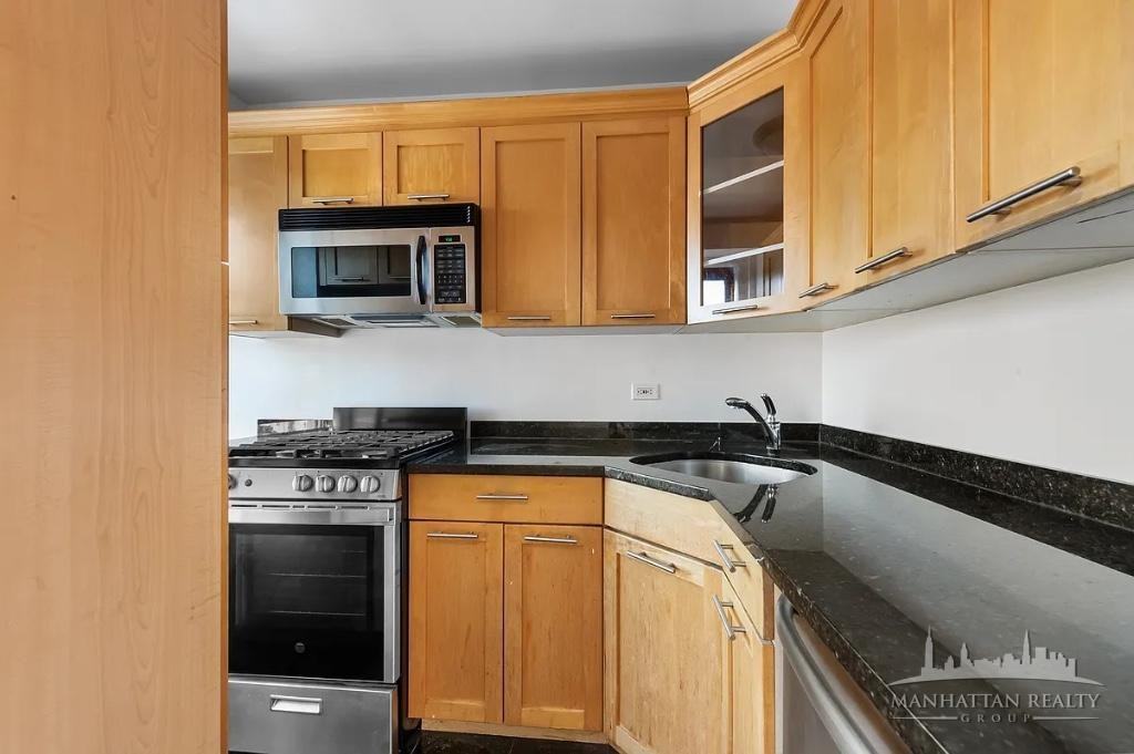 95 Christopher St #12K - Photo 4 of 9