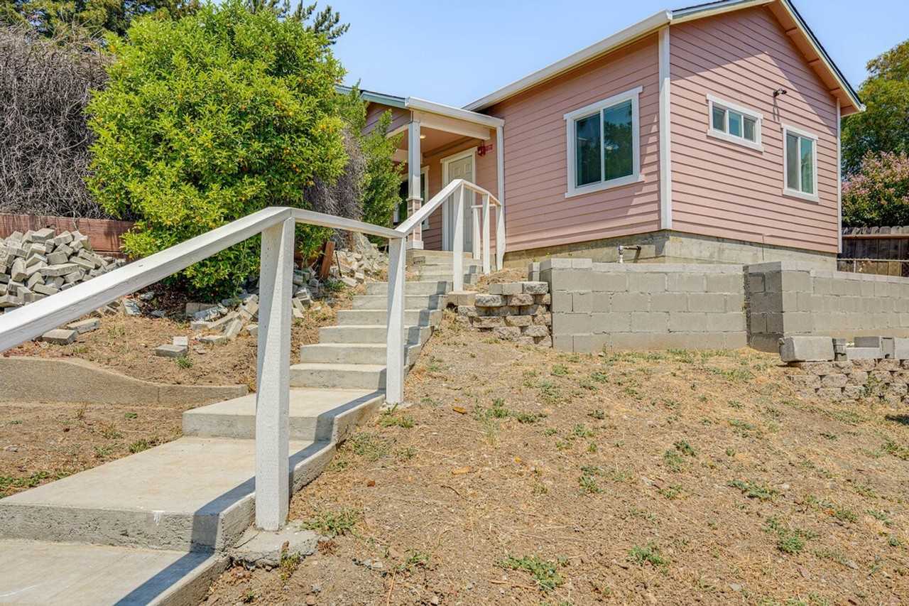 1120 Sunrise Hl #1305282P - Photo 5 of 24