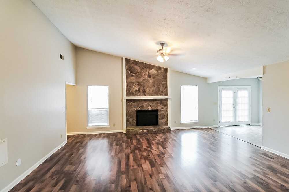 2468 Mistletoe Ln - Photo 3 of 16