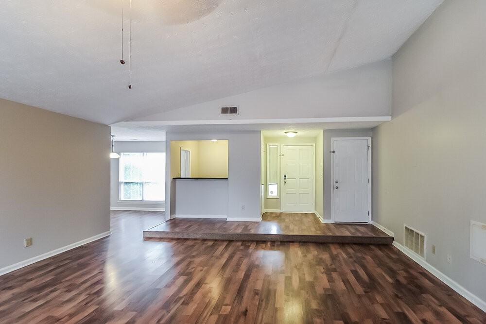 2468 Mistletoe Ln - Photo 4 of 16