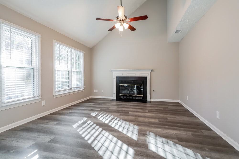 1070 Hunters Creek Ct - Photo 4 of 17