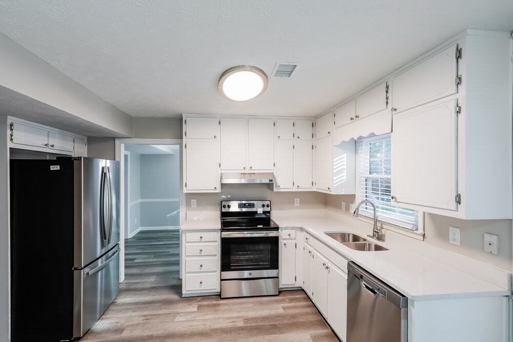 1070 Hunters Creek Ct - Photo 7 of 17