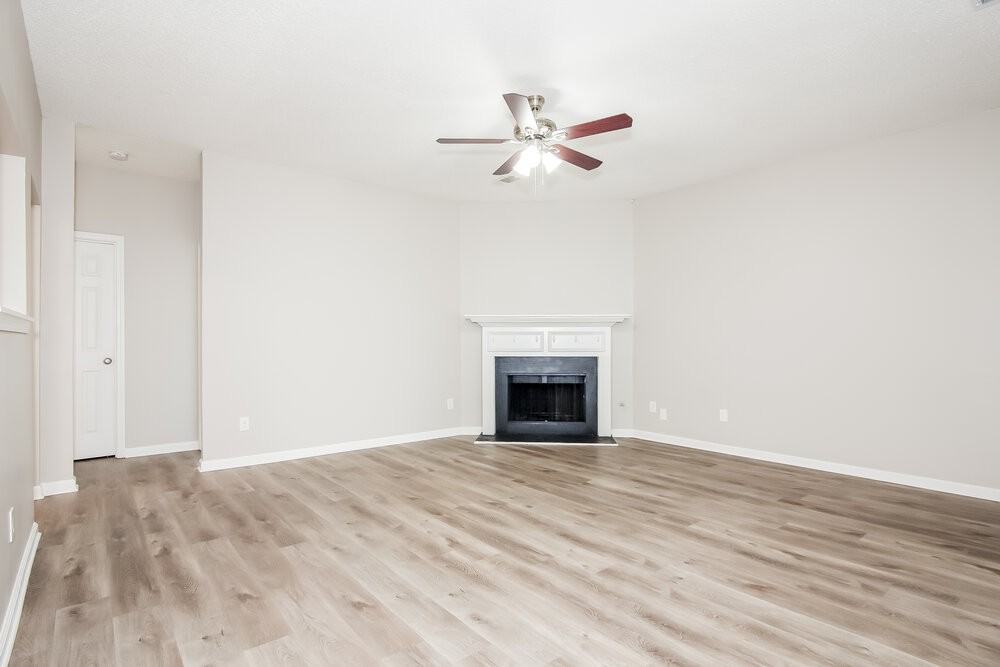 150 Stillwood Dr - Photo 4 of 17