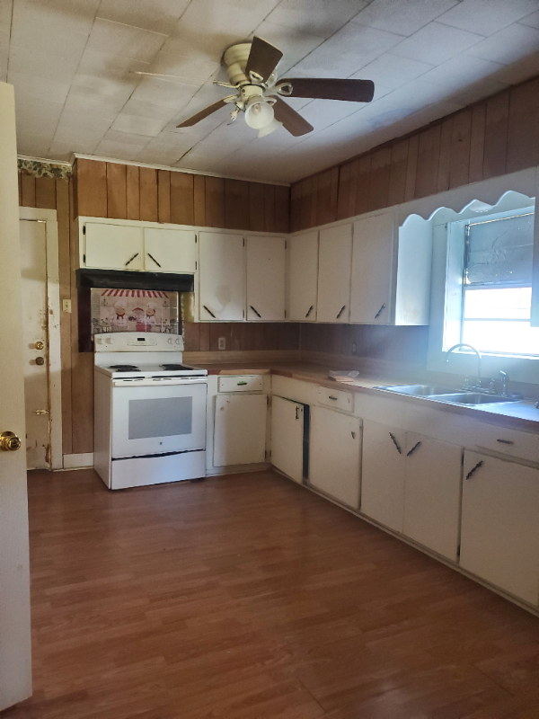 608 4th St - Photo 2 of 5