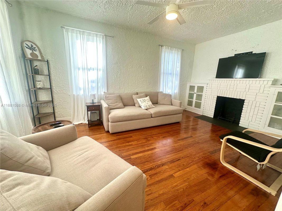 411 Sw 19th St - Photo 2 of 8