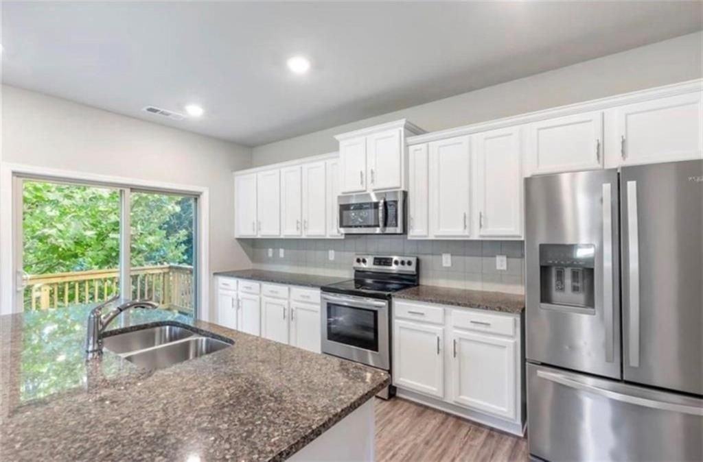 717 St James Pl - Photo 3 of 13