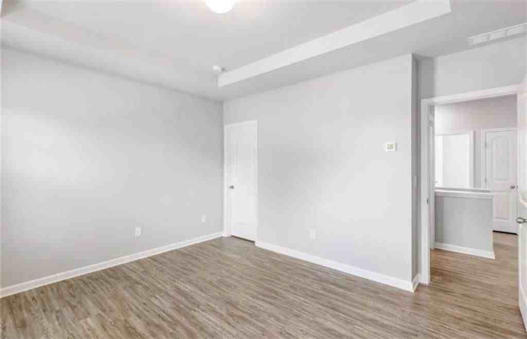 717 St James Pl - Photo 7 of 13