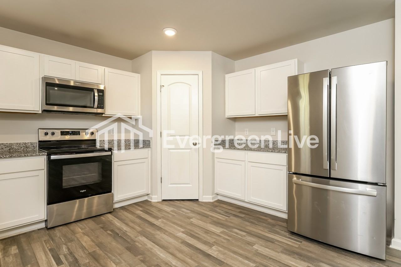 125 Raymond St - Photo 4 of 16