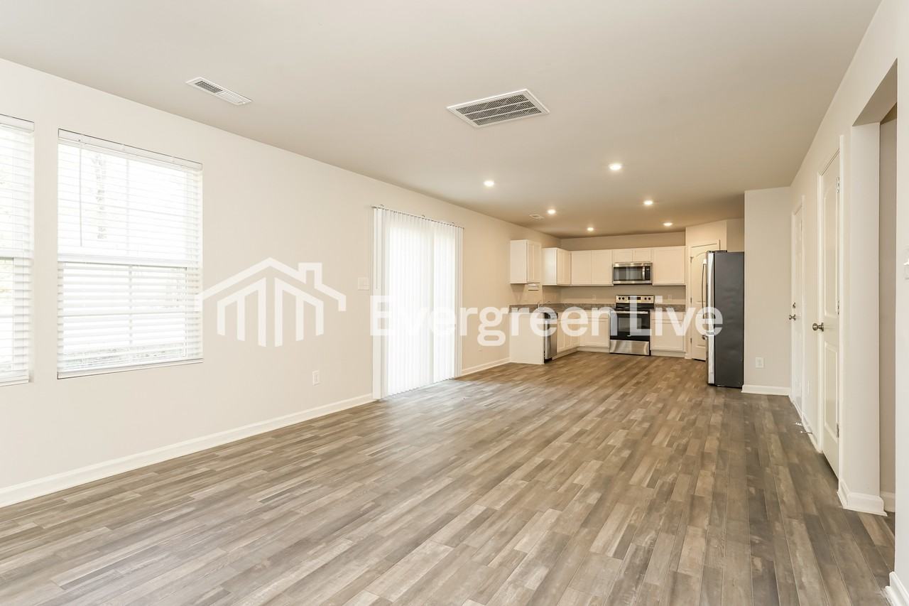 125 Raymond St - Photo 5 of 16