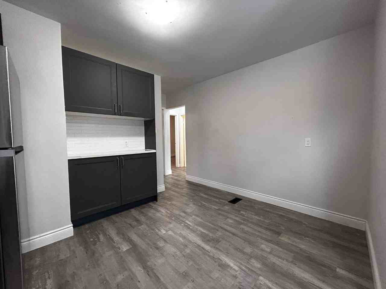 103 Elgin Cres - Photo 2 of 11