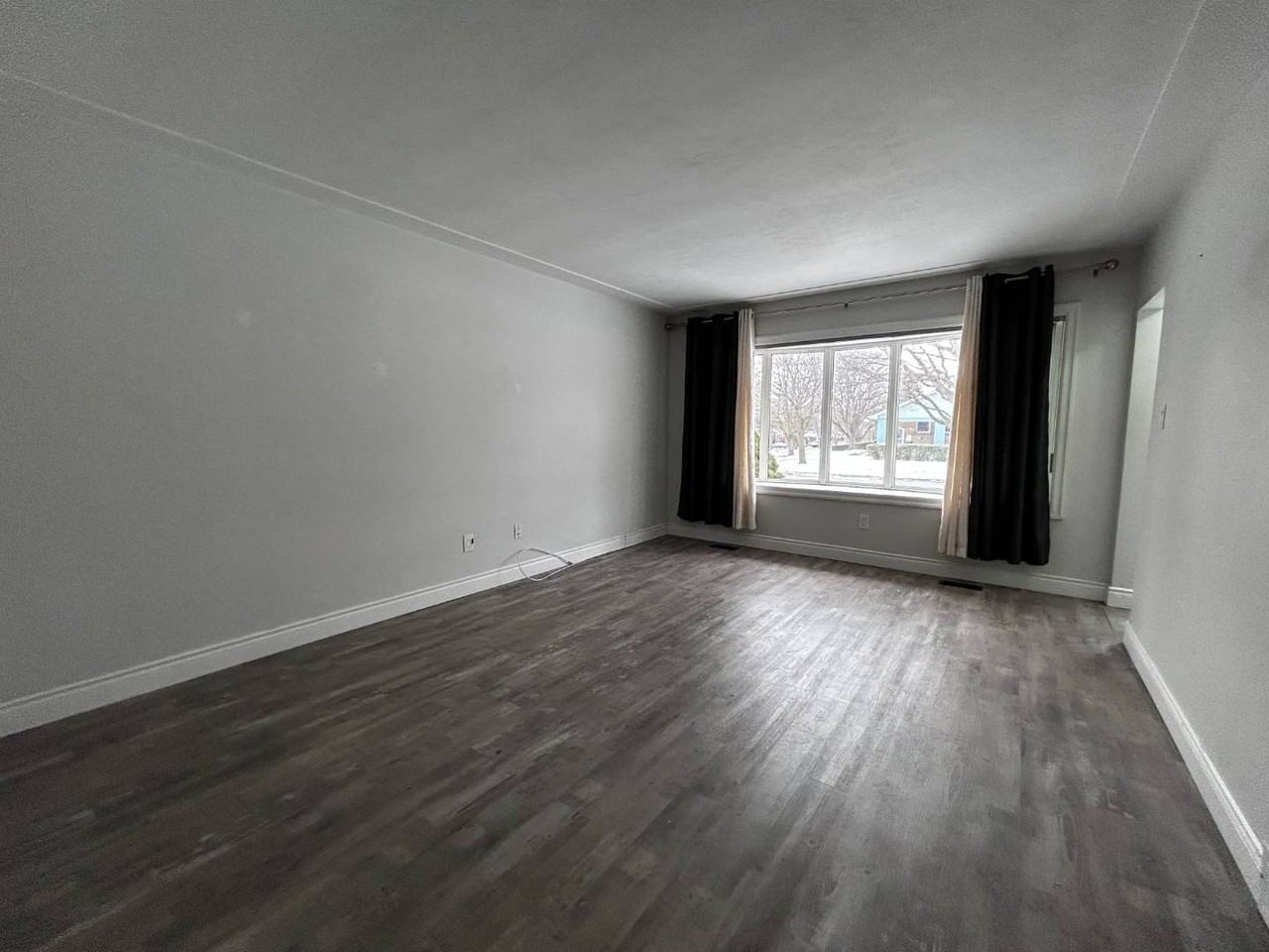 103 Elgin Cres - Photo 3 of 11