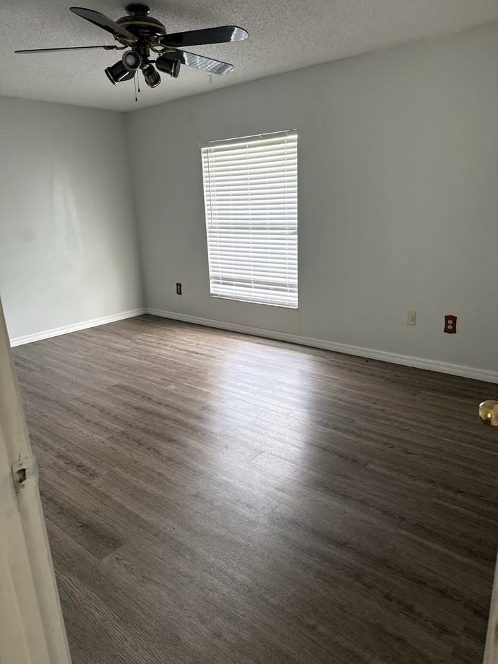 6233 Yorktown Dr #139 - Photo 5 of 11