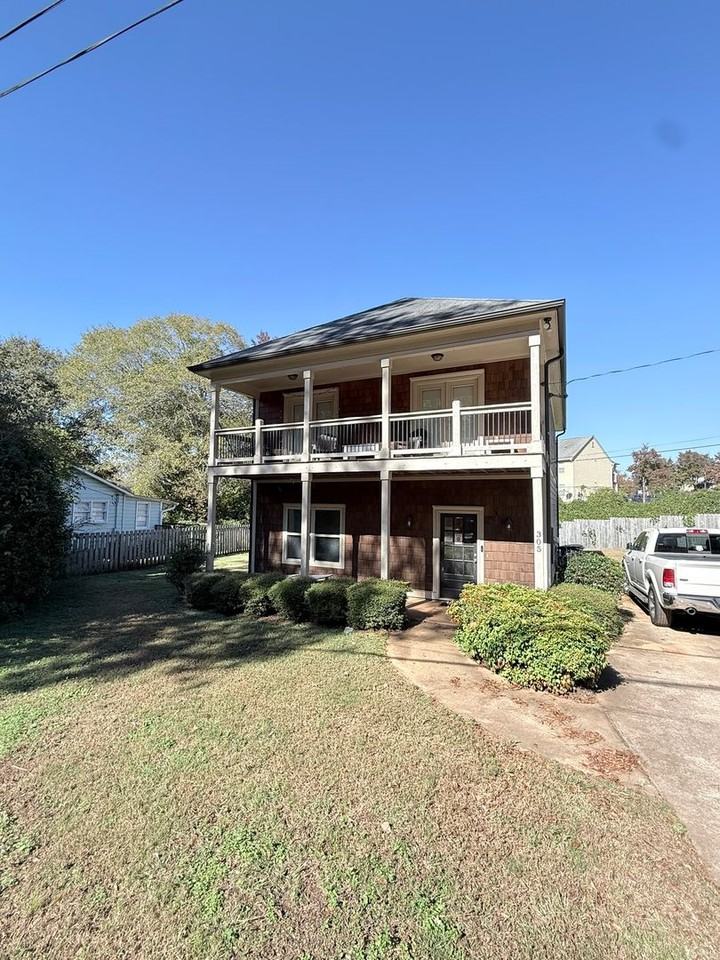 305 Conrad Dr - Photo 2 of 19