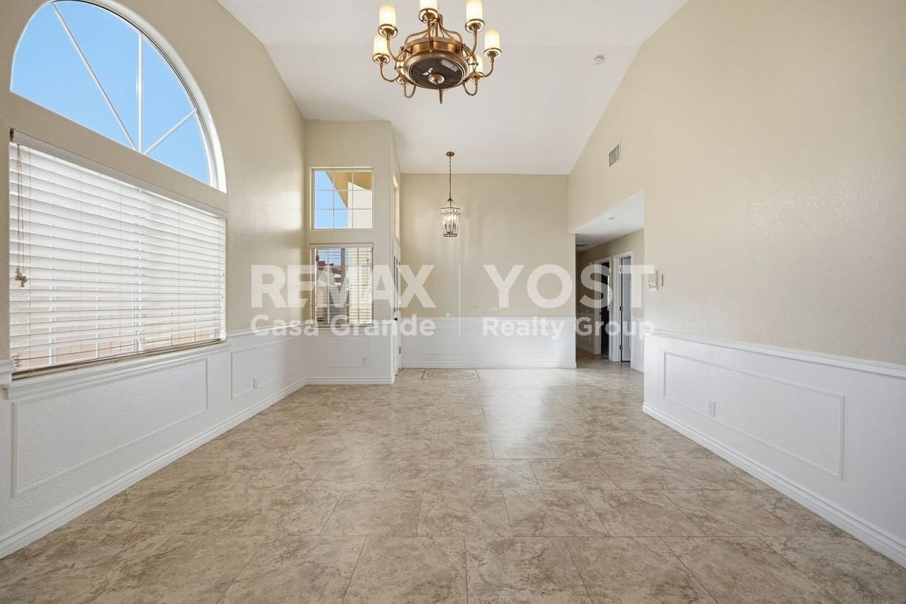 2094 N Sweetwater Dr - Photo 2 of 18