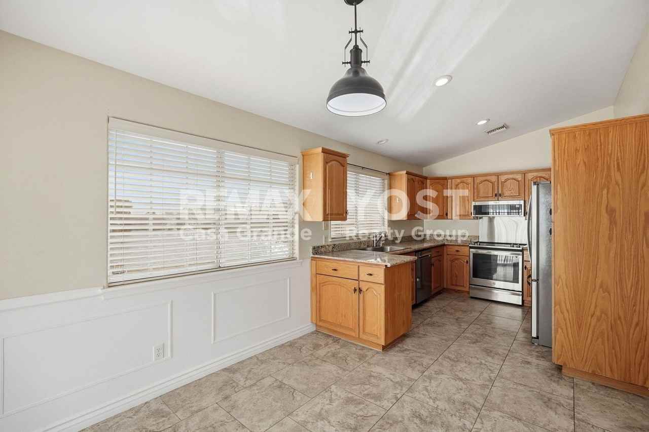 2094 N Sweetwater Dr - Photo 6 of 18