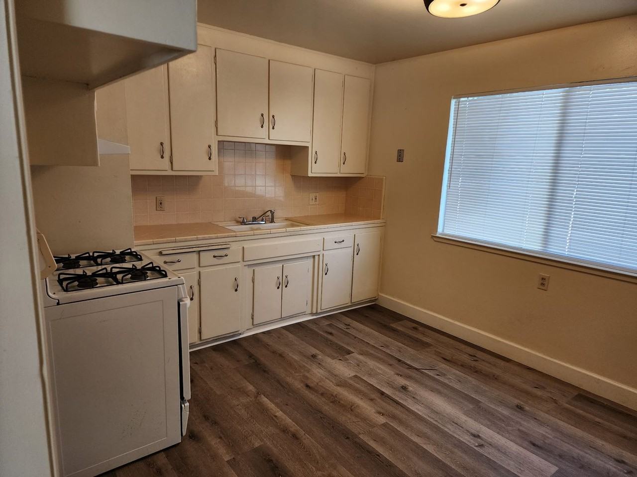 100 Lincoln Ave - Photo 3 of 8