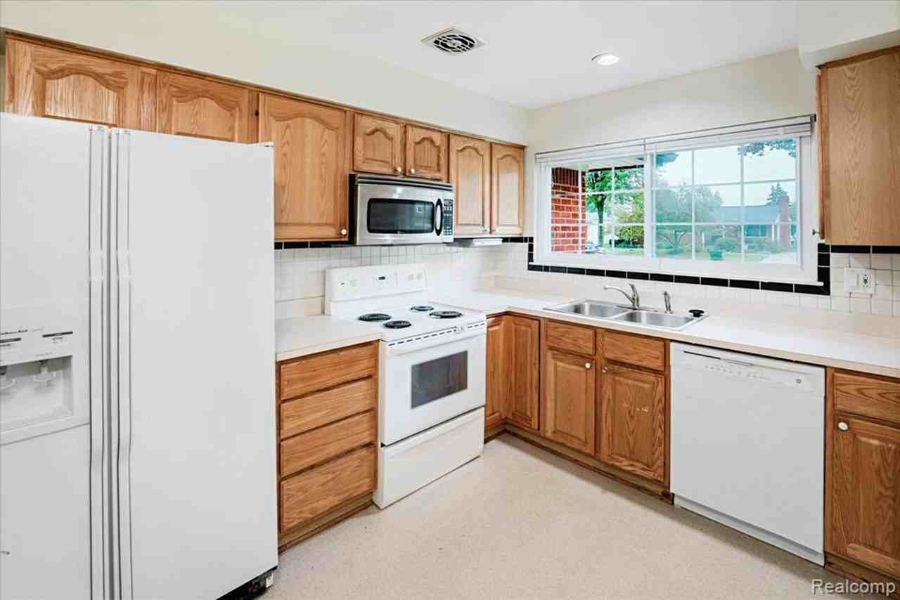 11809 Meteor Drive - Photo 7 of 33