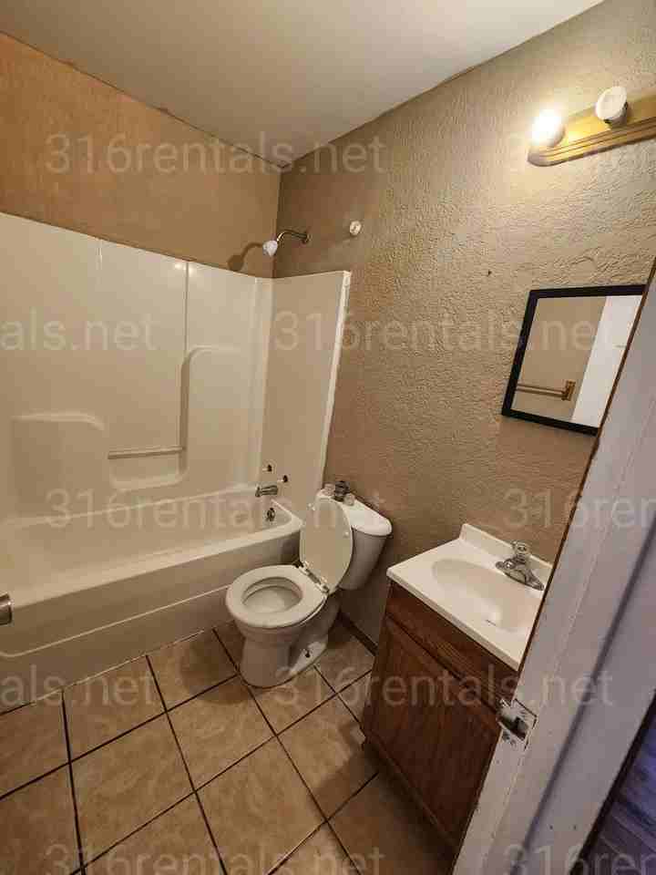 1506 1506 N Waco Ave - 1506 A - Photo 6 of 8