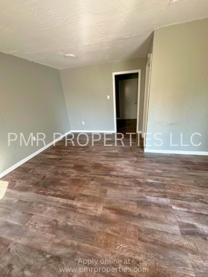 1807 Nw Irwin Ave - Photo 2 of 10