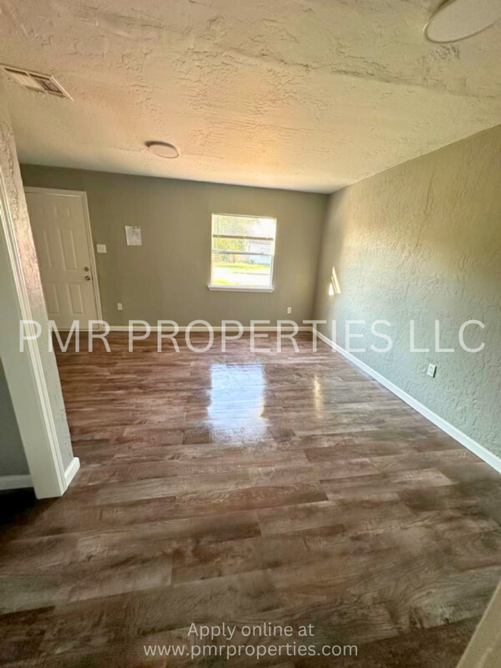 1807 Nw Irwin Ave - Photo 3 of 10