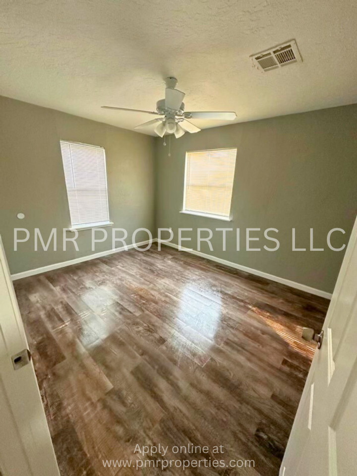 1807 Nw Irwin Ave - Photo 4 of 10