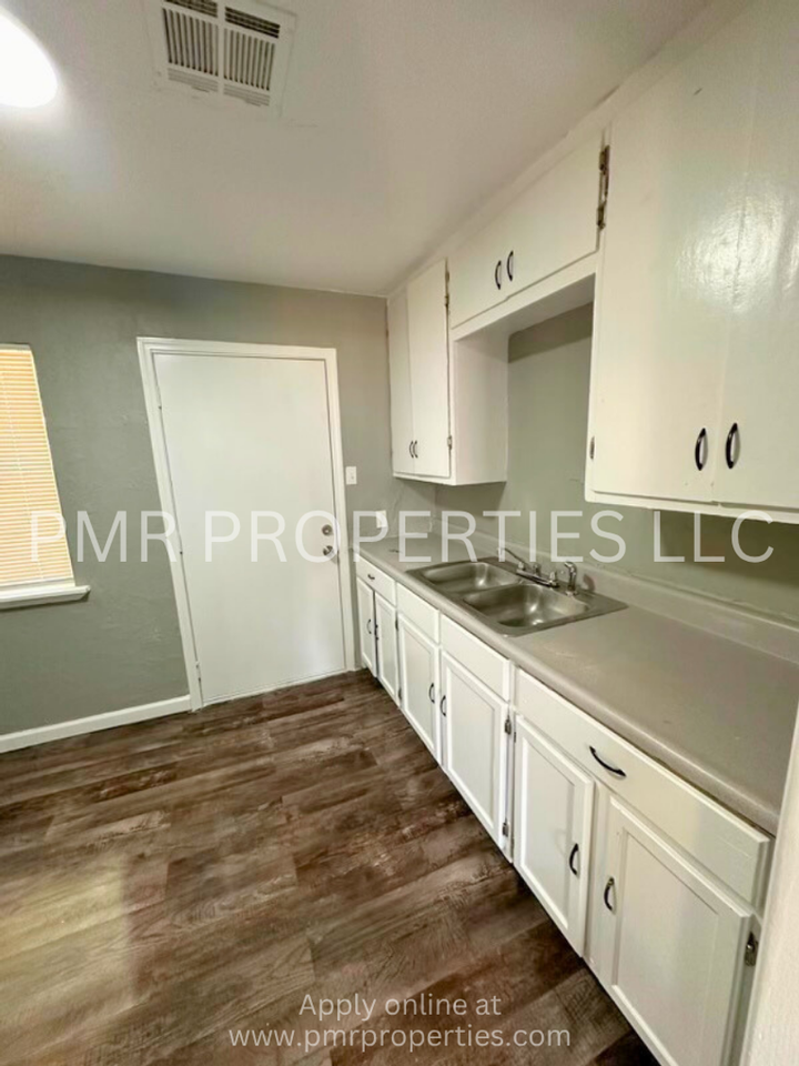 1807 Nw Irwin Ave - Photo 5 of 10