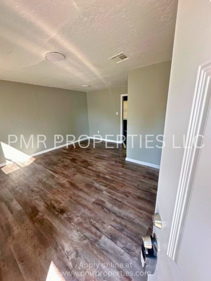 1807 Nw Irwin Ave - Photo 7 of 10