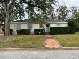 featured image of 823 W 5th St