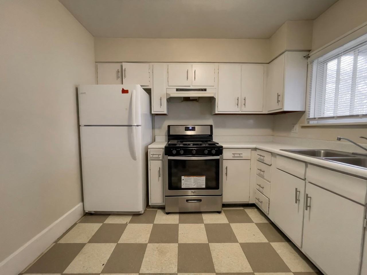 215 S Talley Ave - Photo 2 of 32