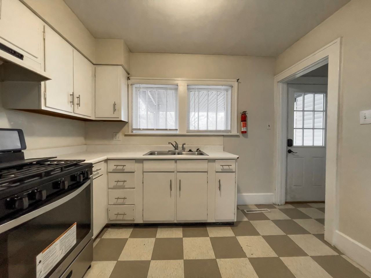 215 S Talley Ave - Photo 3 of 32