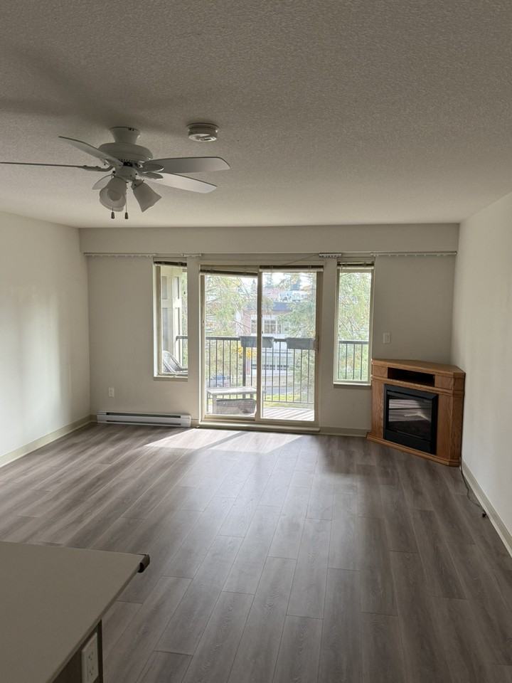 8695 160 St - Photo 2 of 16