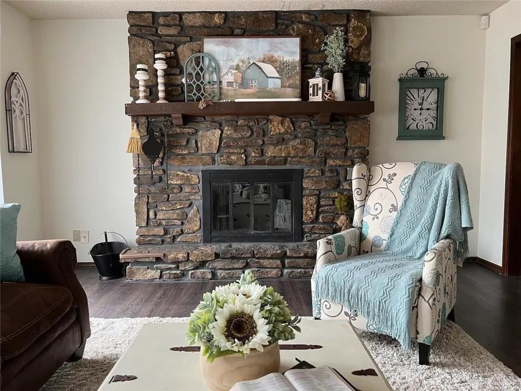 14 London Dr - Photo 3 of 11