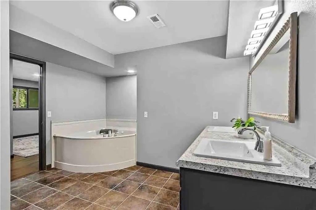 14 London Dr - Photo 7 of 11