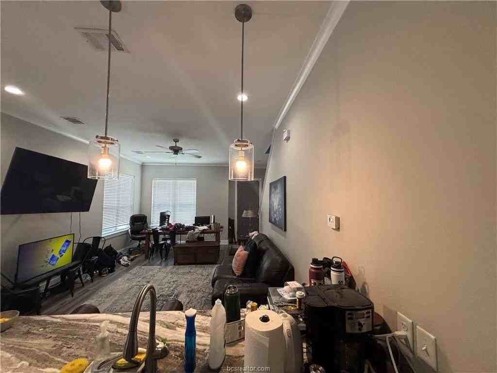 407 Ash St - Photo 7 of 14