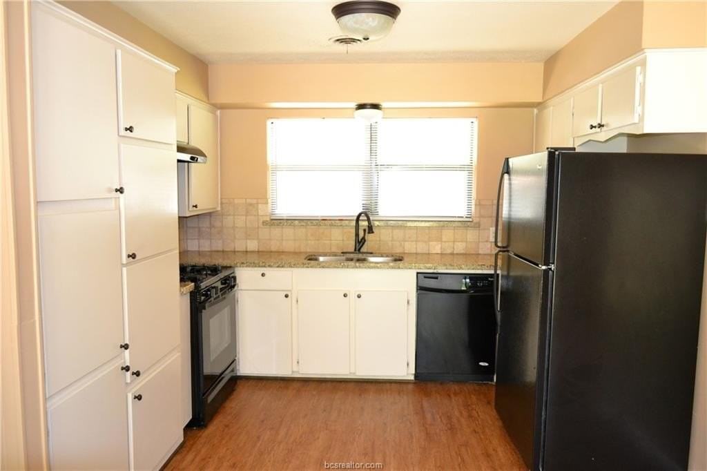 1302 Glade St - Photo 2 of 18