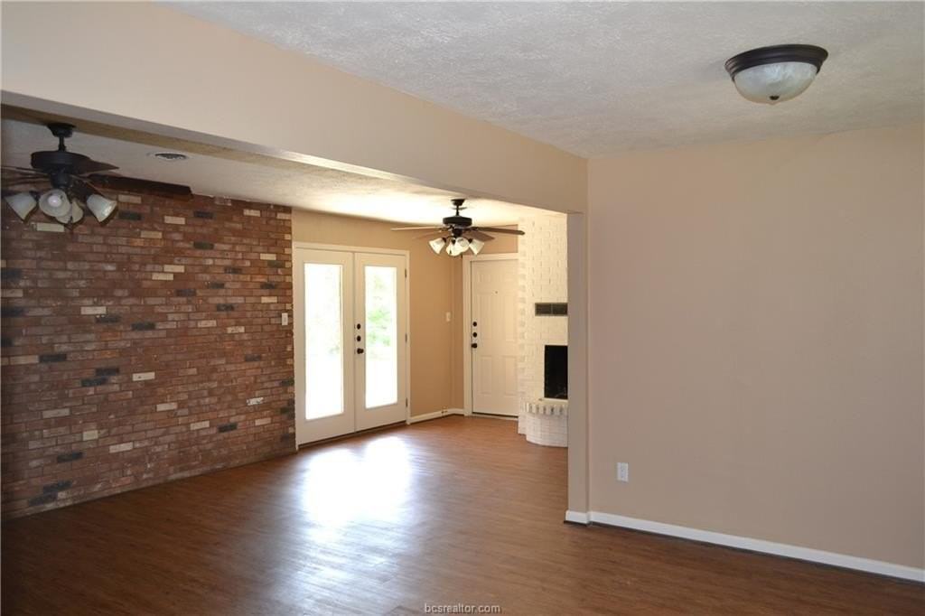 1302 Glade St - Photo 4 of 18