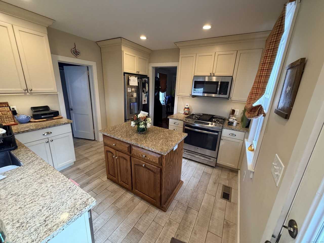 113 Seaside Ave - Photo 3 of 27