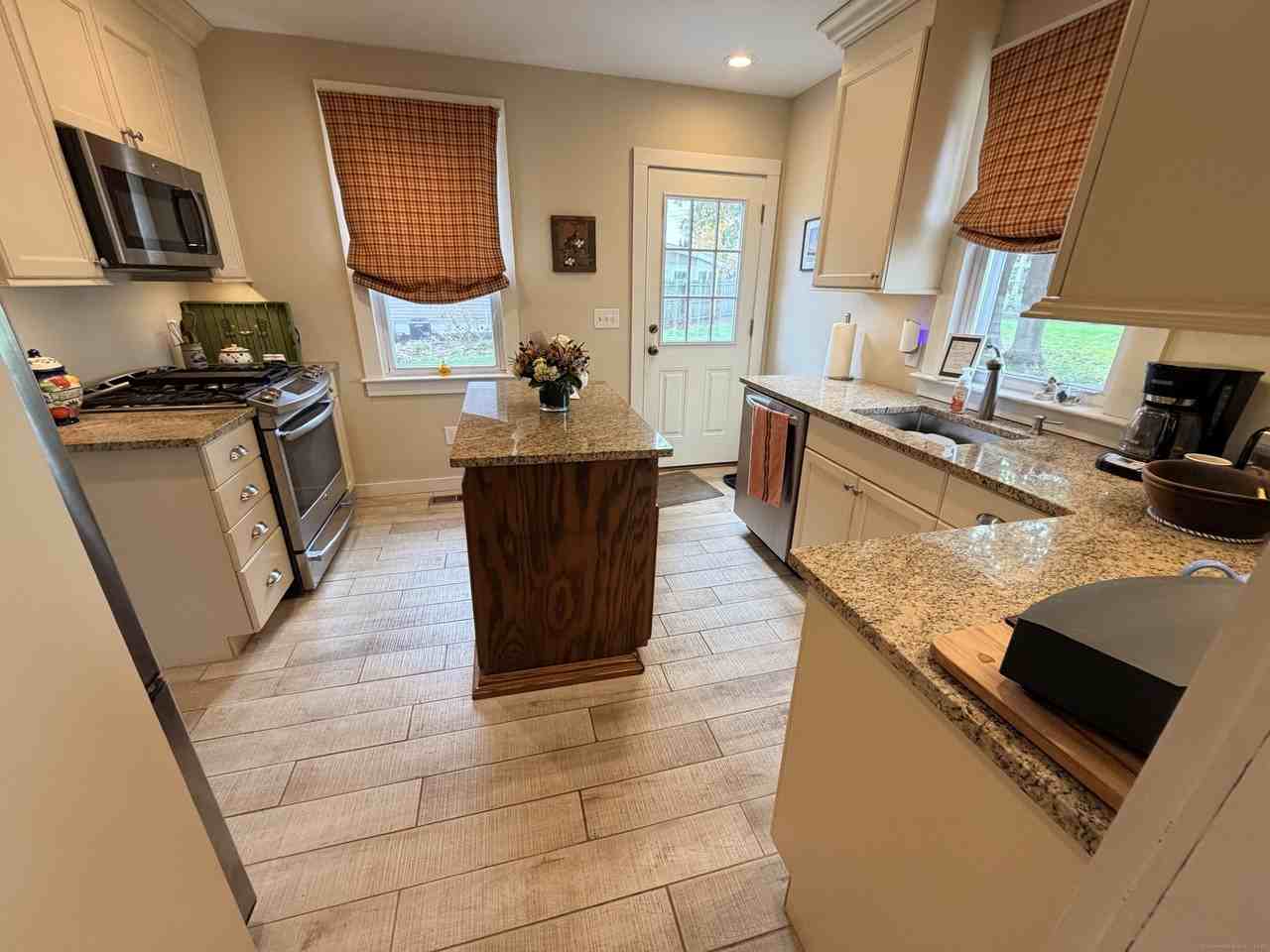 113 Seaside Ave - Photo 4 of 27