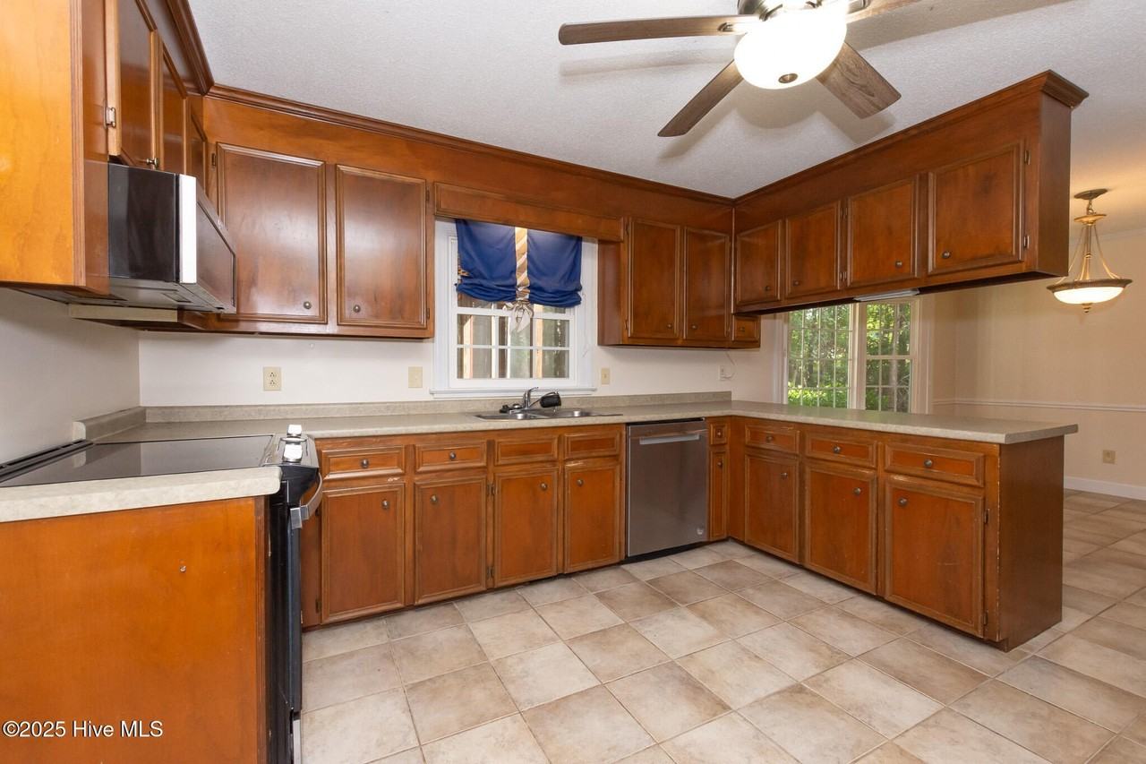 113 Wesleyan Ct - Photo 3 of 50