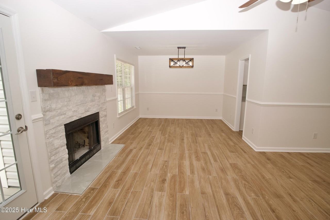 210 Hayden Pl - Photo 4 of 39