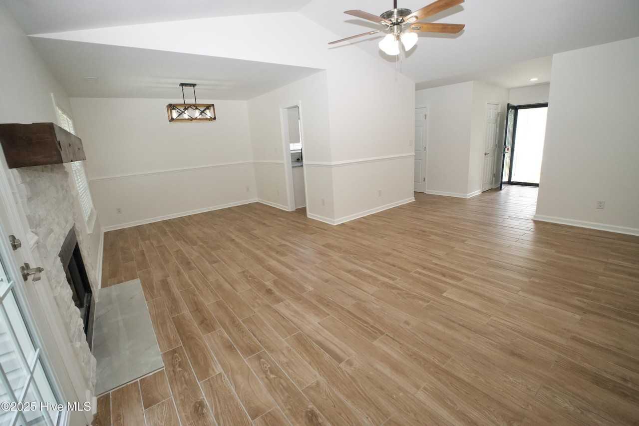 210 Hayden Pl - Photo 5 of 39