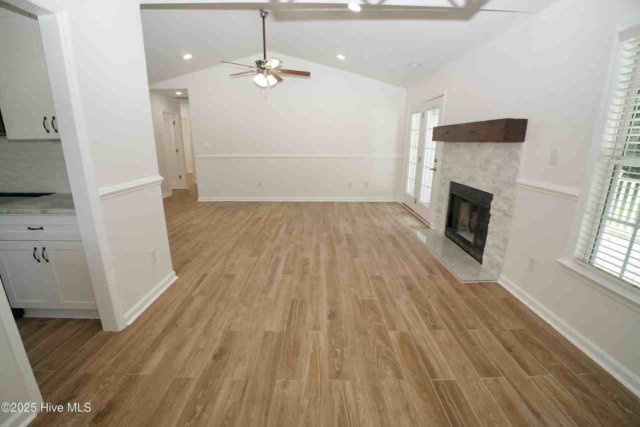 210 Hayden Pl - Photo 6 of 39