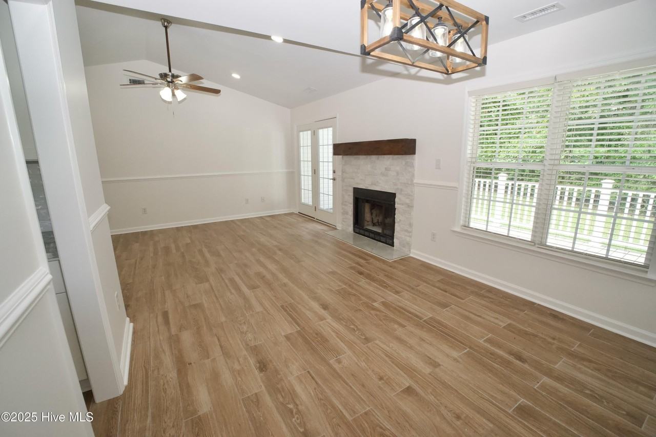 210 Hayden Pl - Photo 7 of 39