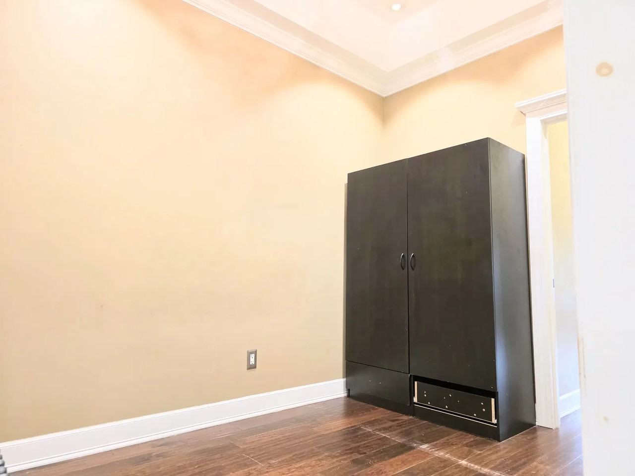 40th St #2R - Photo 3 of 8