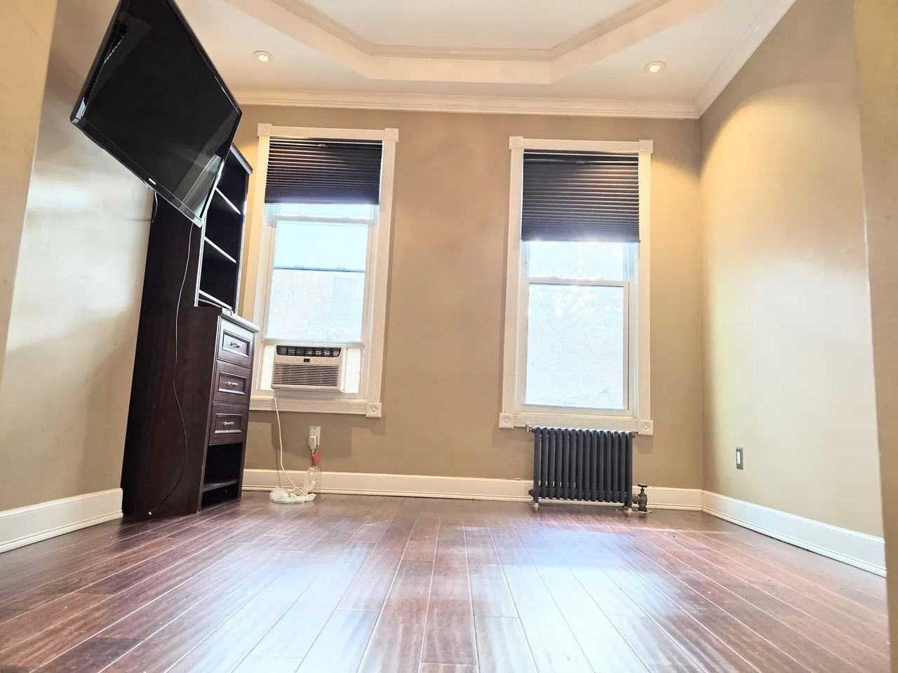 40th St #2R - Photo 6 of 8