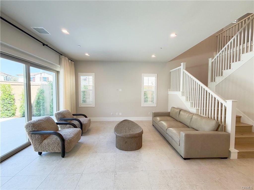 115 Mossvine - Photo 3 of 8