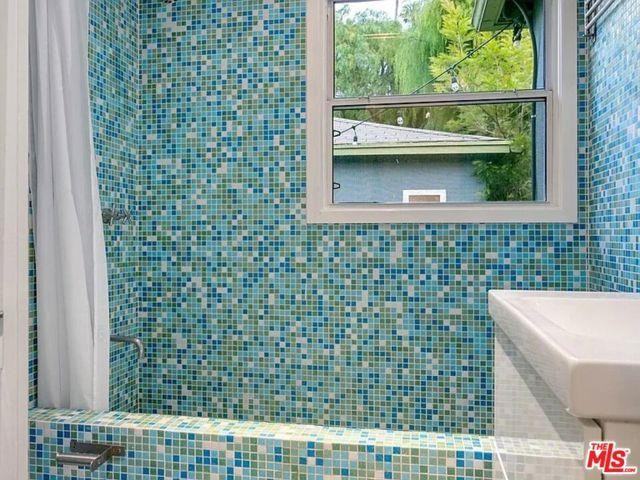 906 Venezia Avenue - Photo 3 of 8