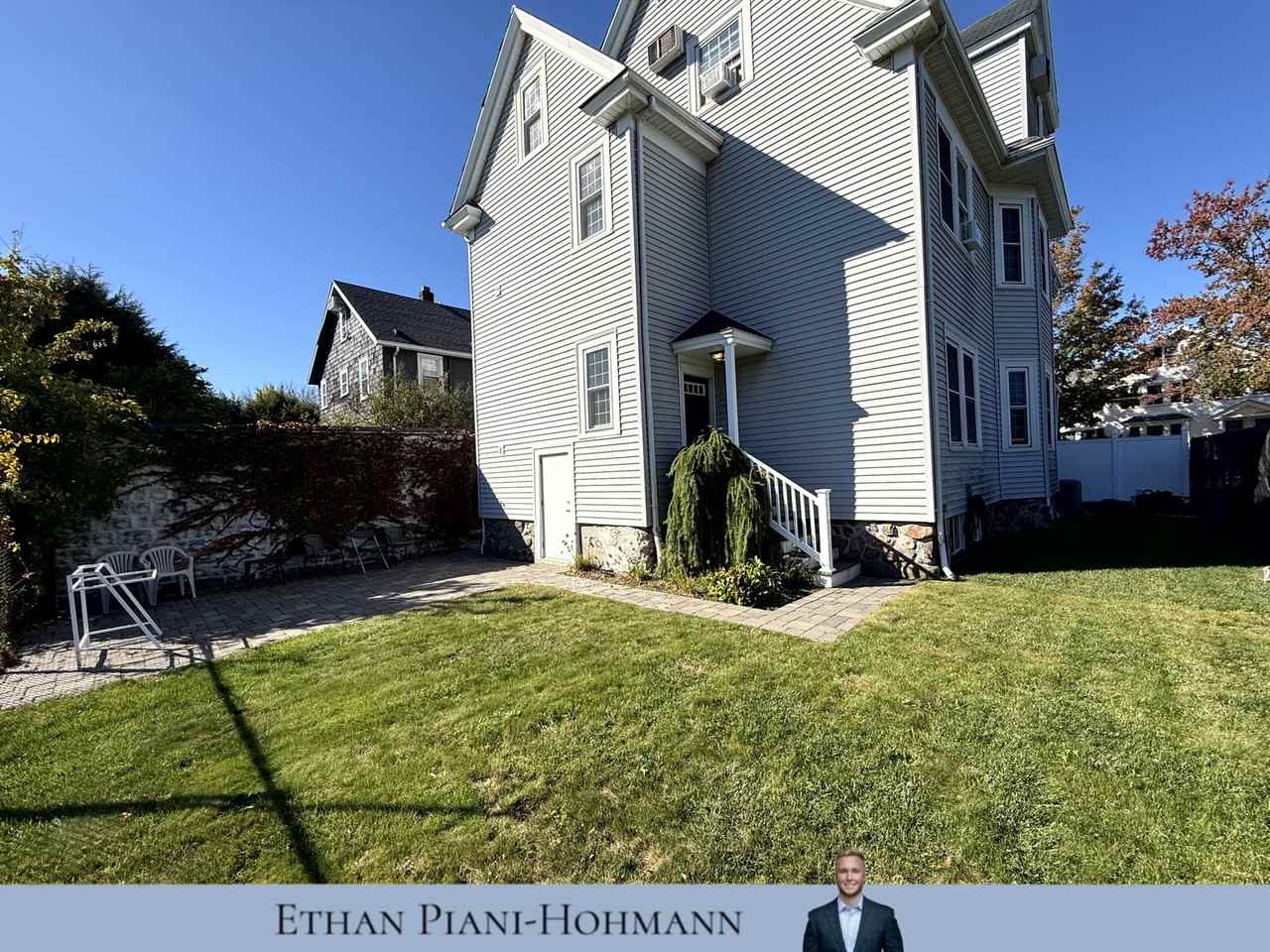 89 Grove St - Photo 5 of 8