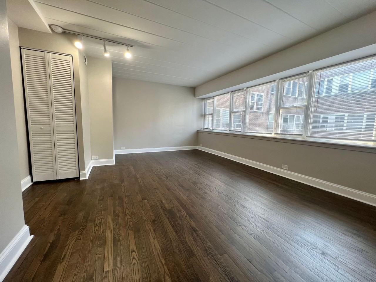 6021 N Fairfield Ave #2E - Photo 3 of 8